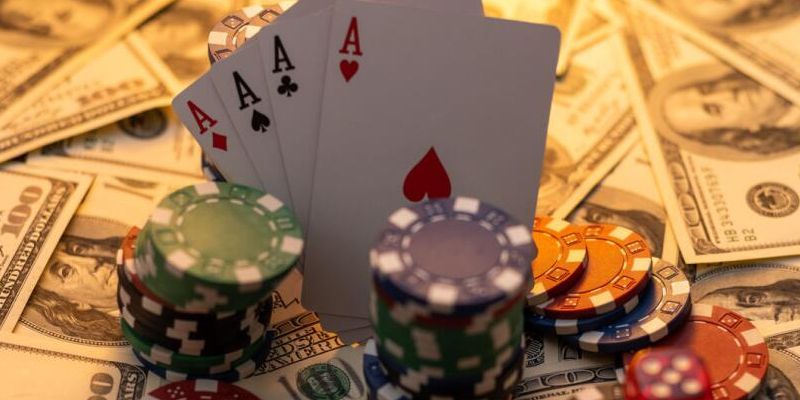 Sử dụng các dụng cụ chơi Poker bịp như áo hoặc ví đổi bài